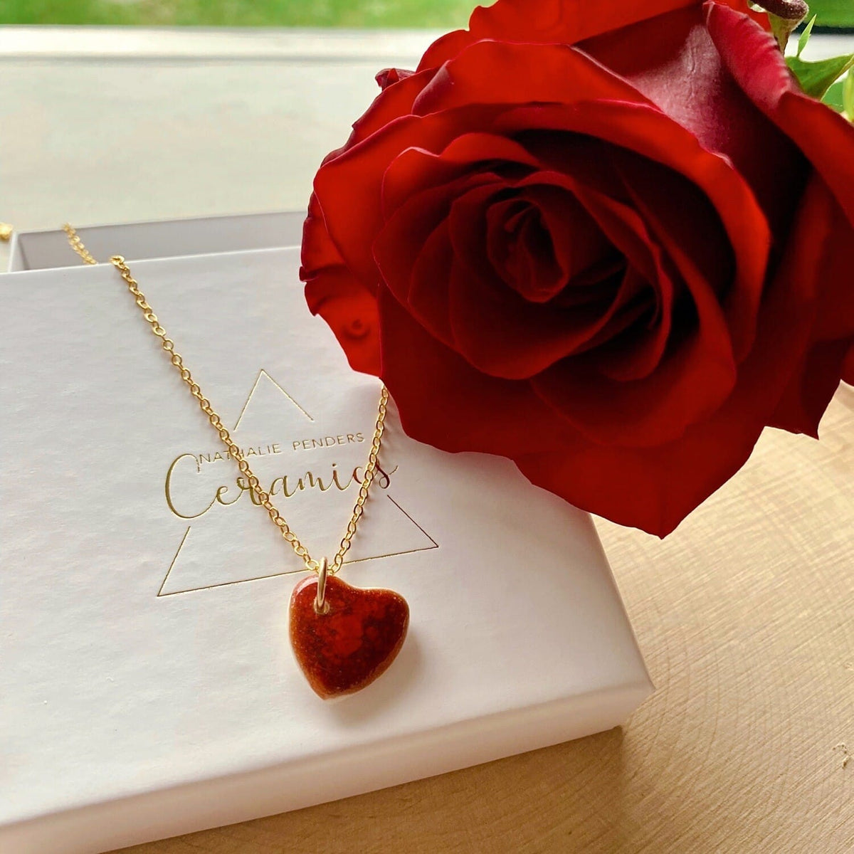 Collier coeur flamboyant en porcelaine