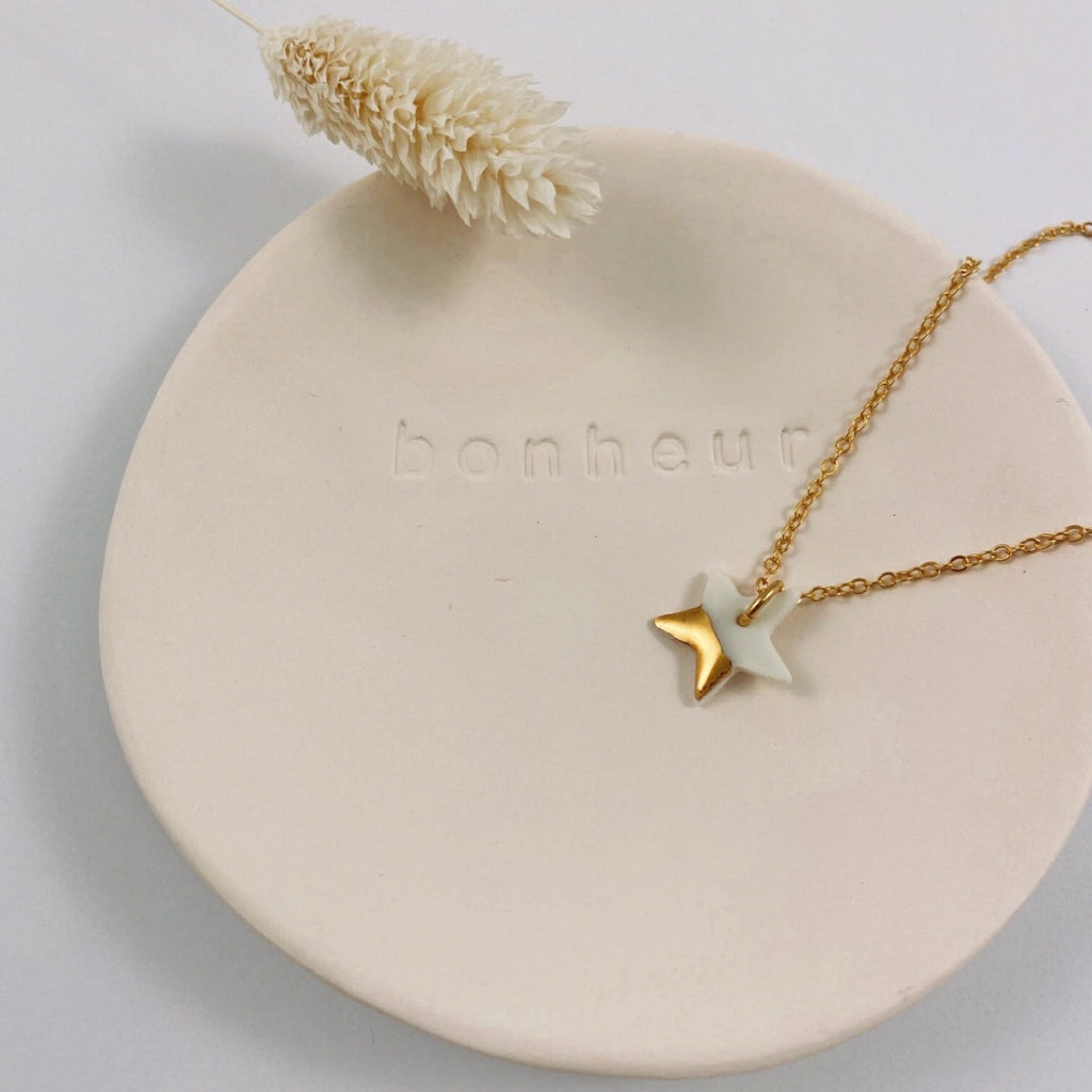 Collier céleste – étoile en porcelaine blanche et or