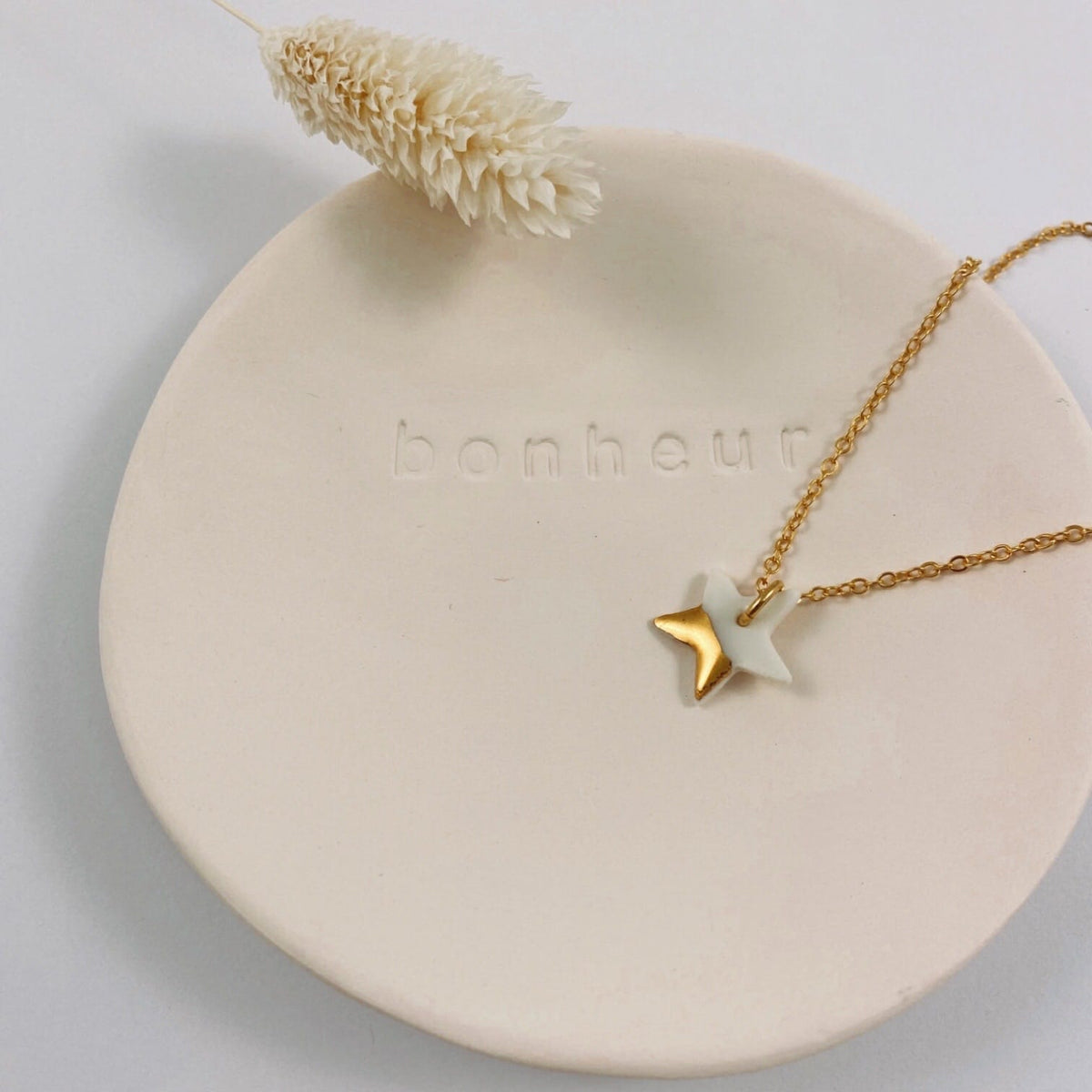 Collier céleste – étoile en porcelaine blanche et or