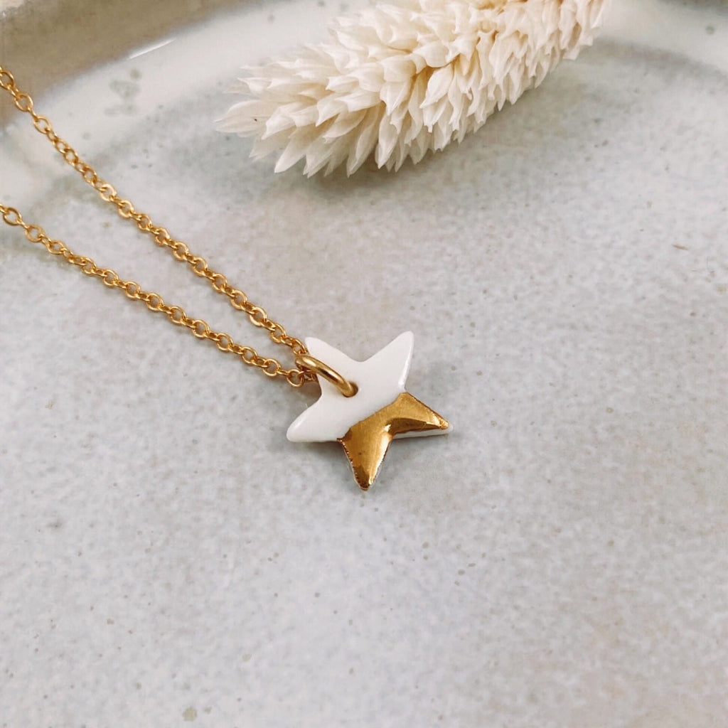 Collier céleste – étoile en porcelaine blanche et or