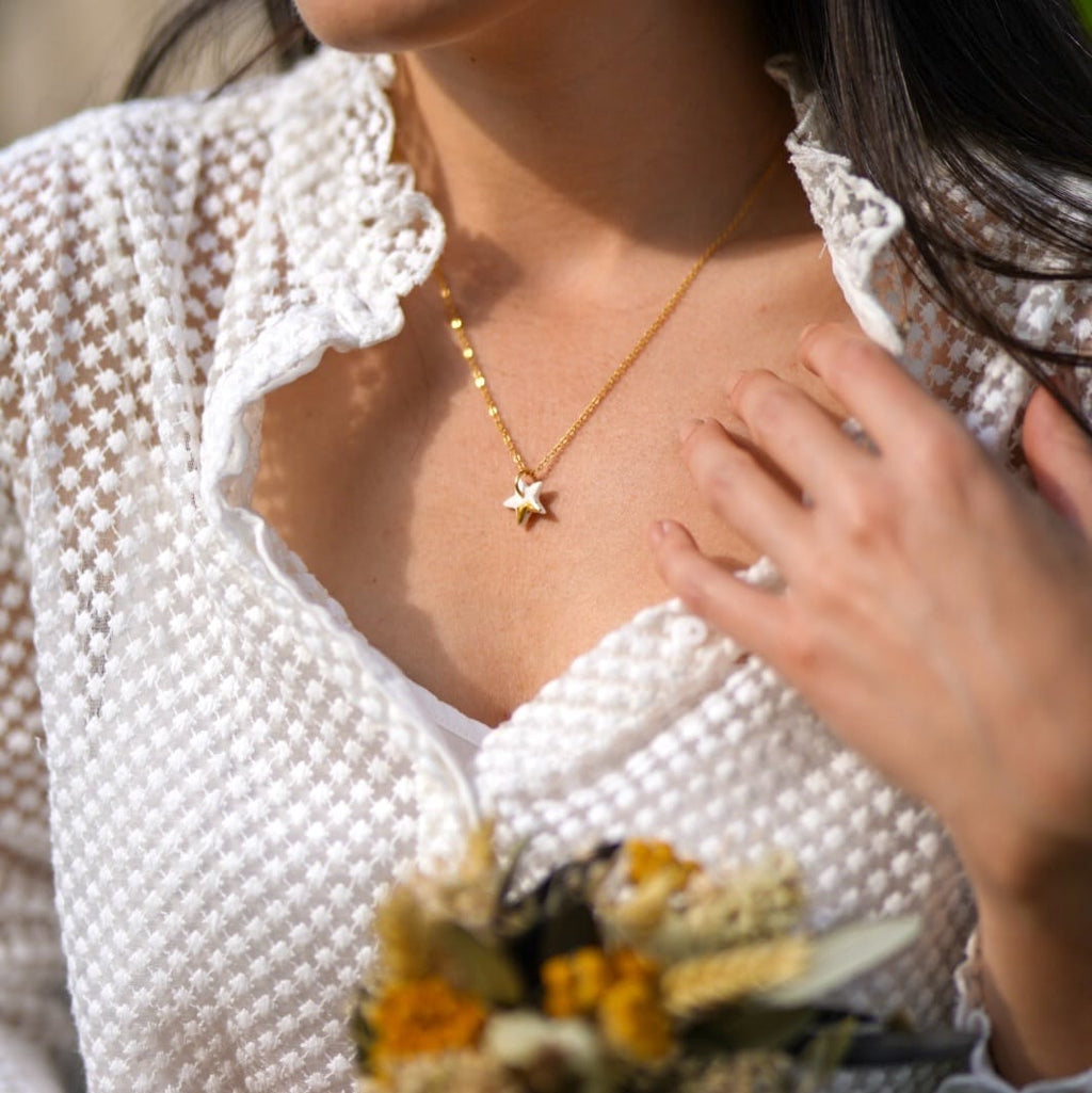 Collier céleste – étoile en porcelaine blanche et or