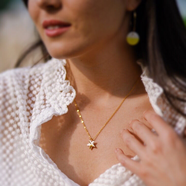 Collier céleste – étoile en porcelaine blanche et or