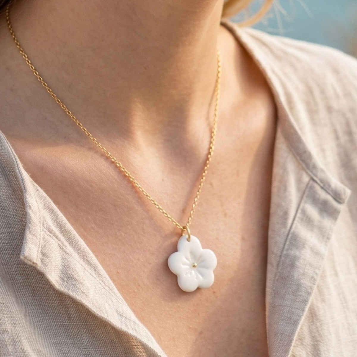 Collier pendentif fleur Seventie en porcelaine et or