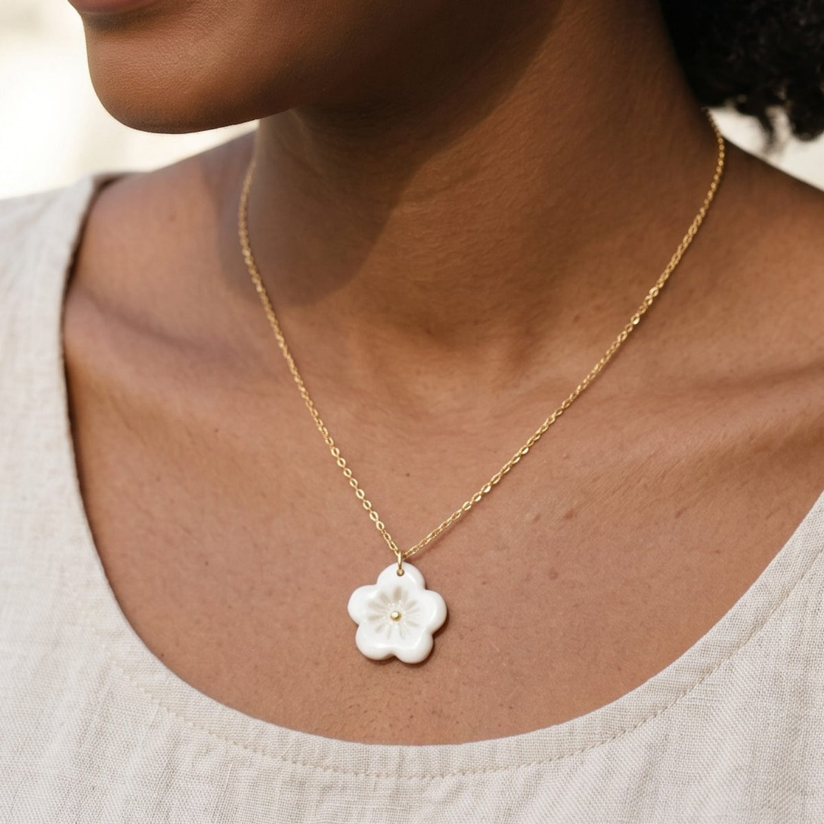 Collier pendentif fleur Seventie en porcelaine et or
