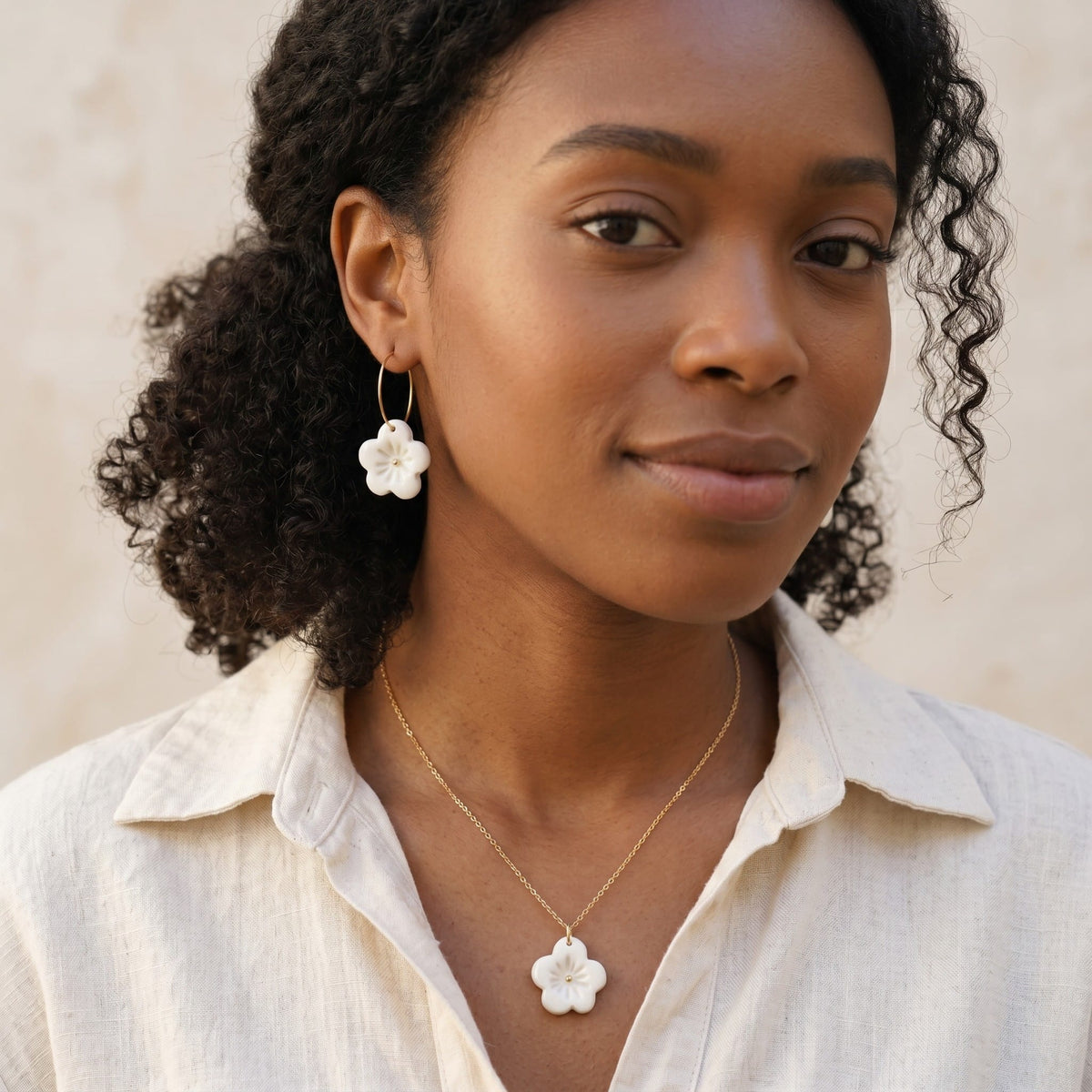Collier pendentif fleur Seventie en porcelaine et or