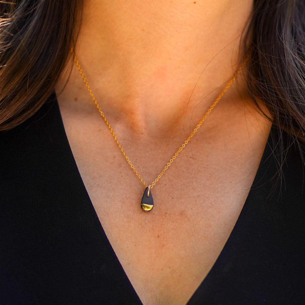 Collier Goutte en Porcelaine Noire et Or