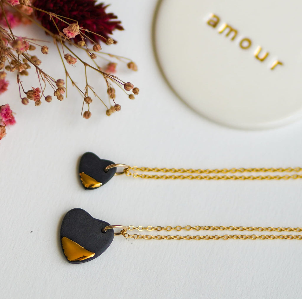 Collier Grand cœur – Porcelaine noire dorée