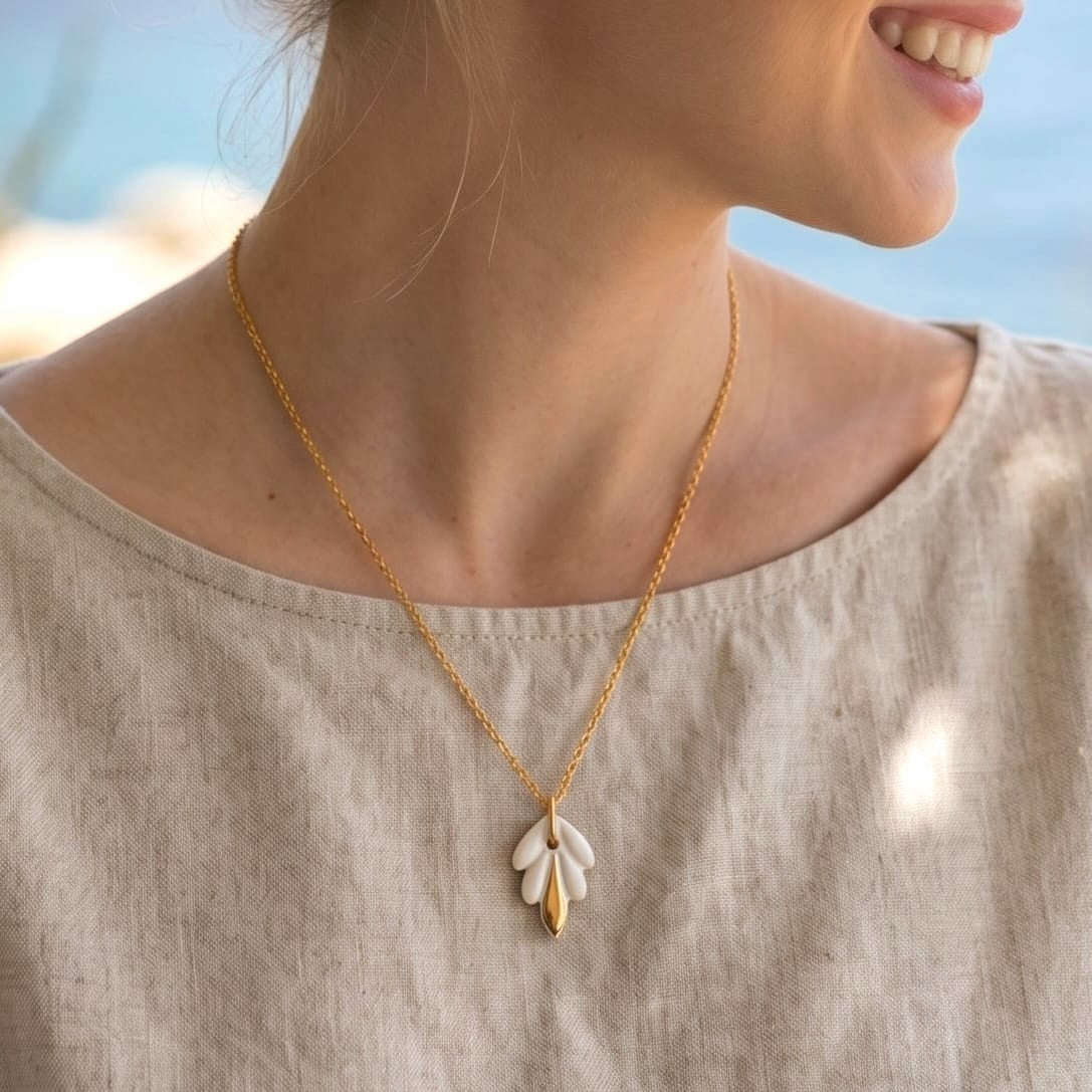 Collier pendentif lys porcelaine blanche, chaîne forçat en plaqué or