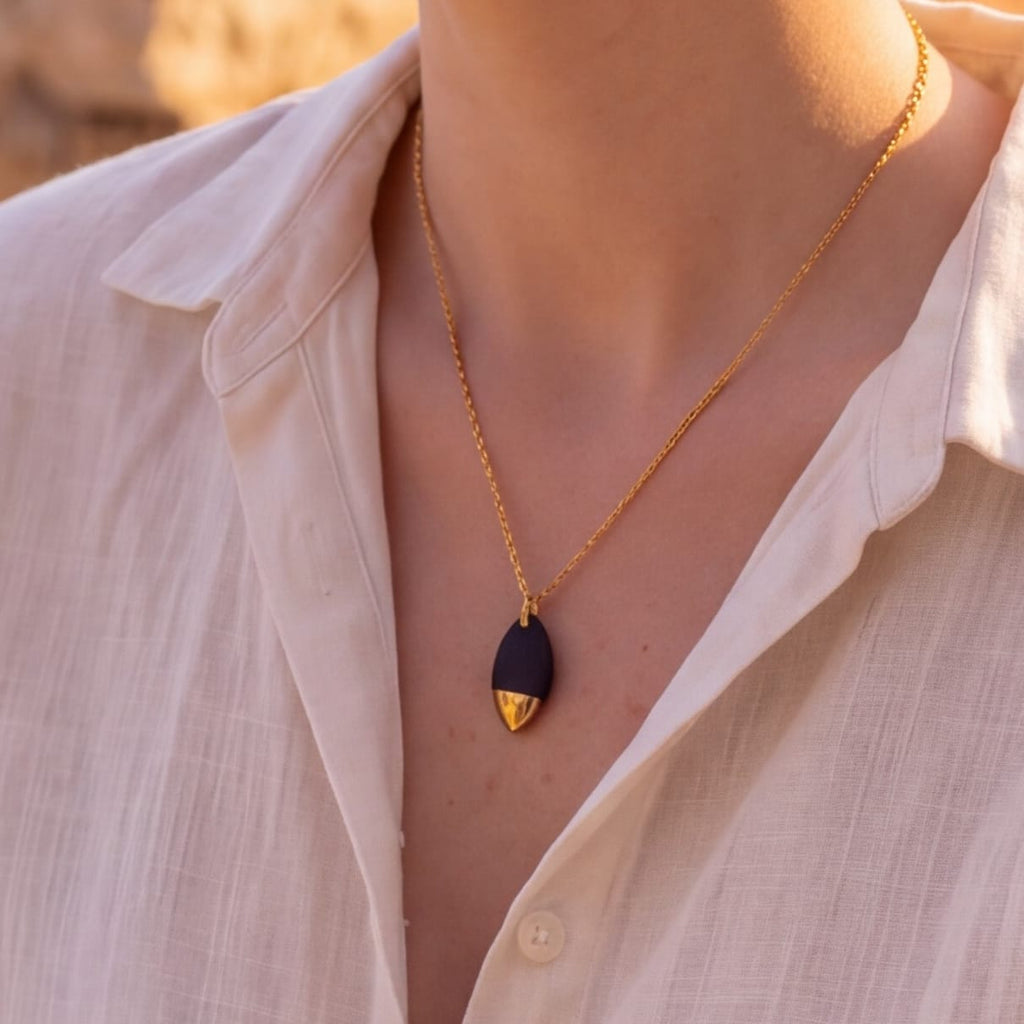 Collier pendentif ovale en porcelaine noire et or