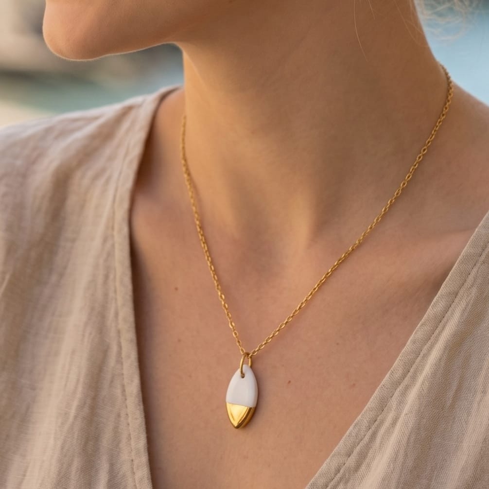 Collier pendentif ovale en porcelaine et or