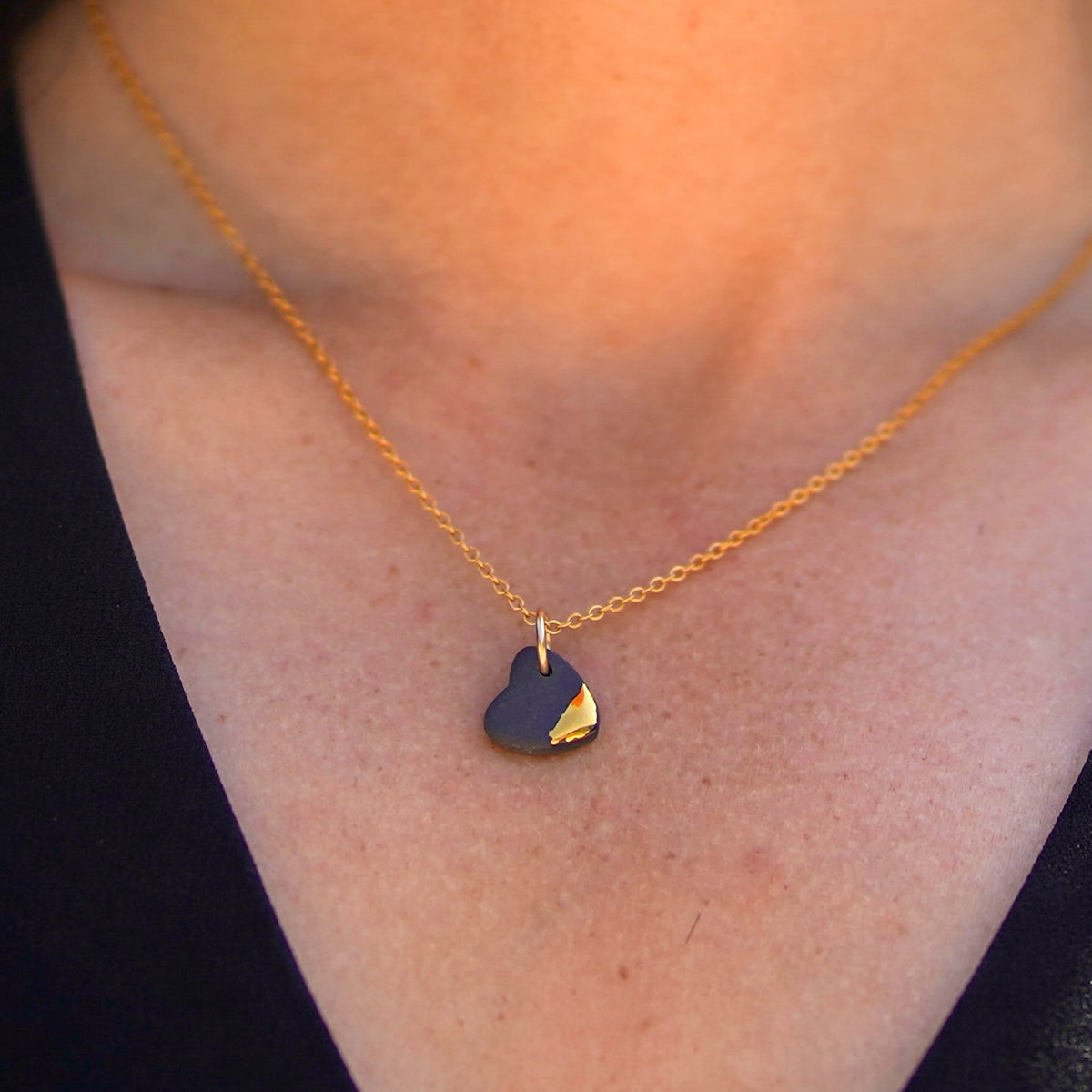 Collier Petit cœur – Porcelaine noire dorée