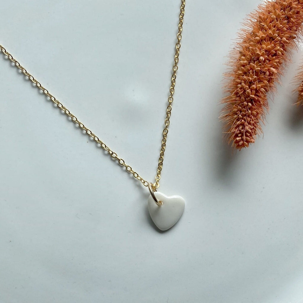 Collier petit cœur en porcelaine blanche