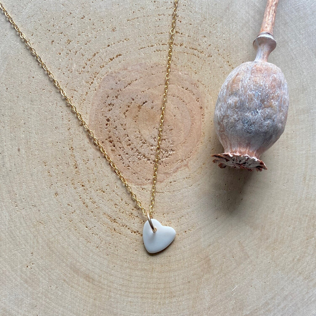 Collier petit cœur en porcelaine blanche