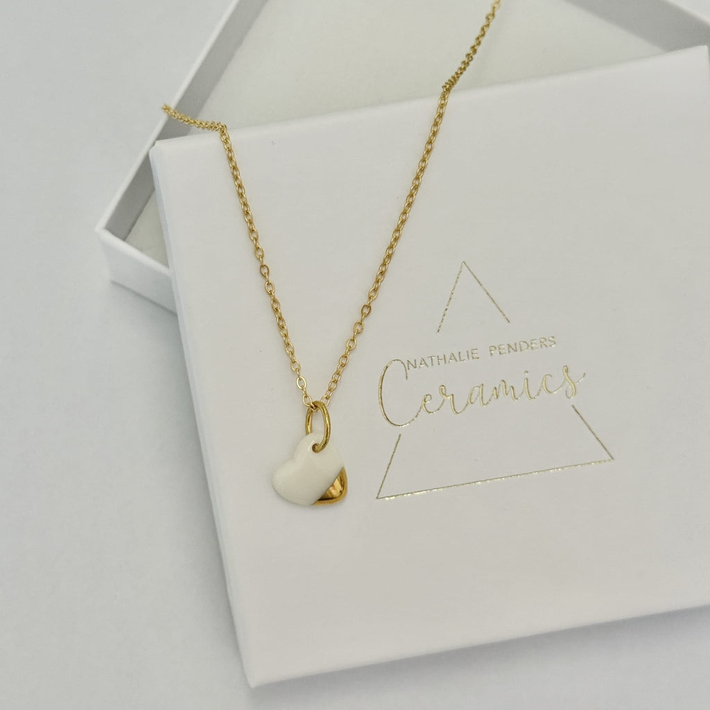 chaine avec un pendant en porcelaine  véritable blanche et or