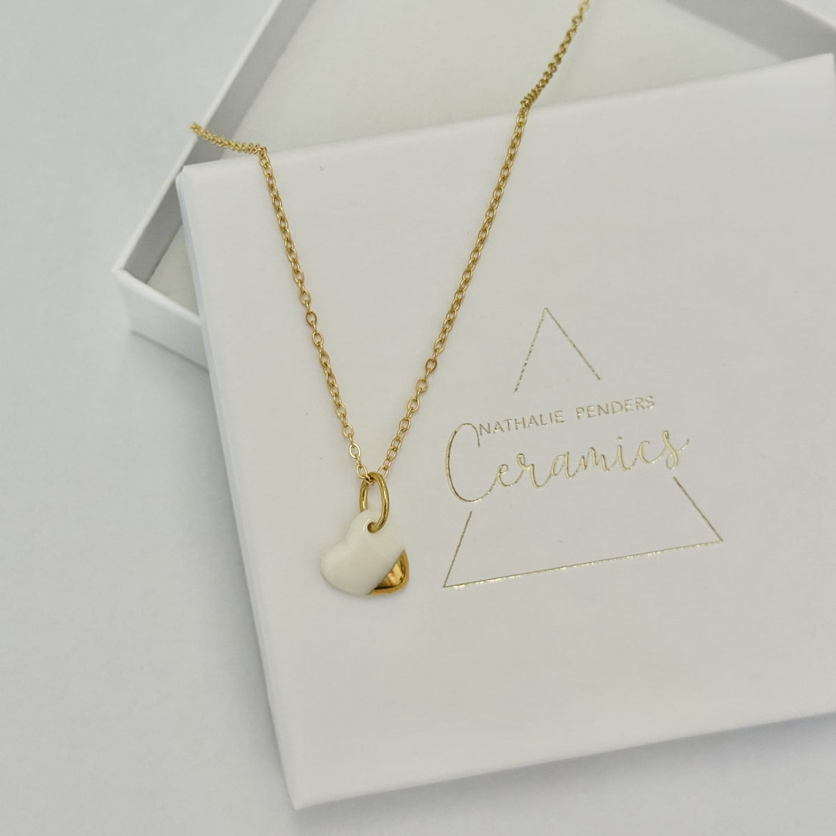chaine avec un pendant en porcelaine  véritable blanche et or