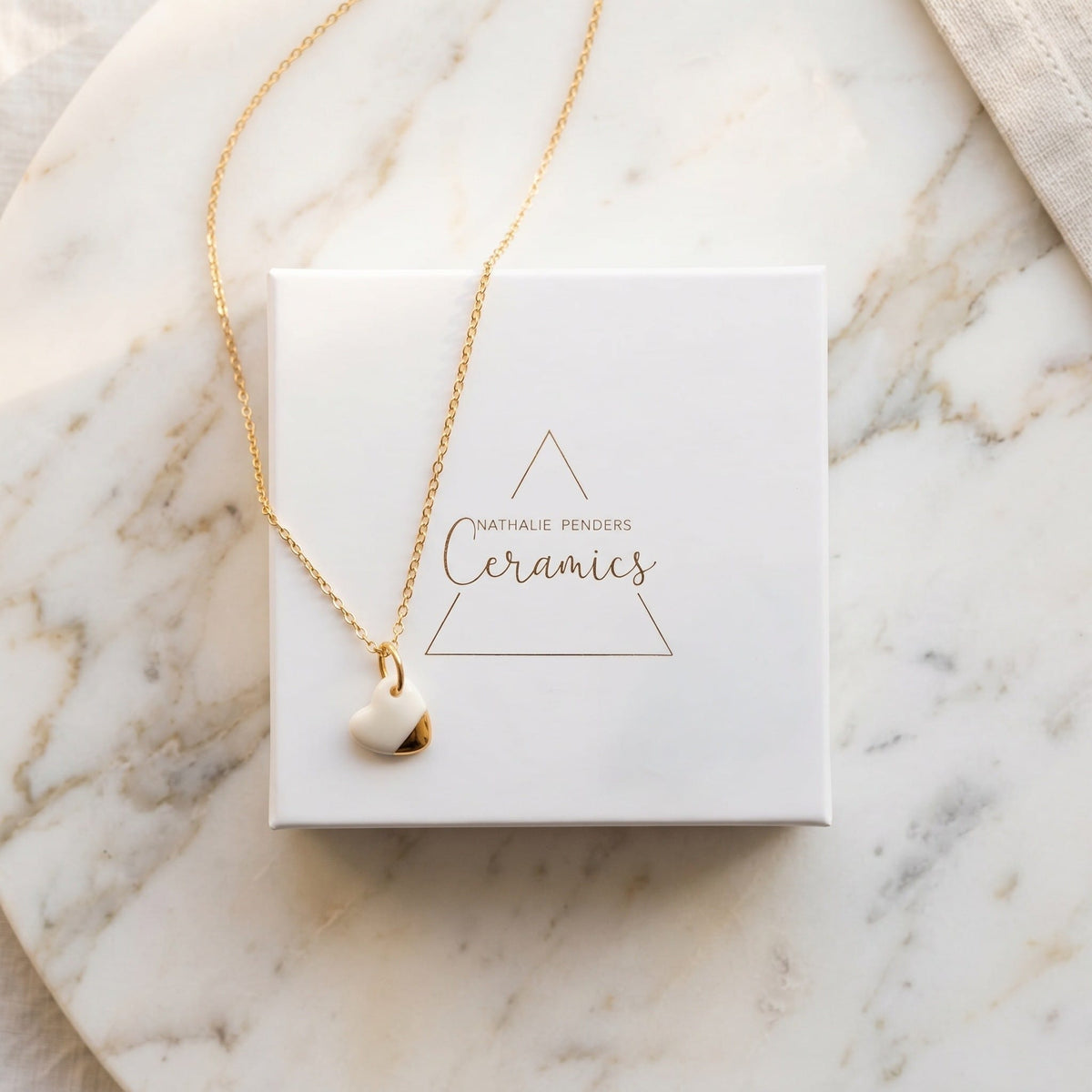 Collier pendentif petit cœur en porcelaine et or
