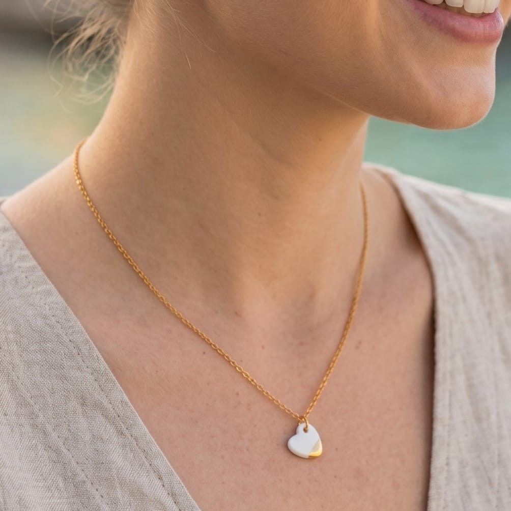 Collier pendentif petit cœur en porcelaine et or