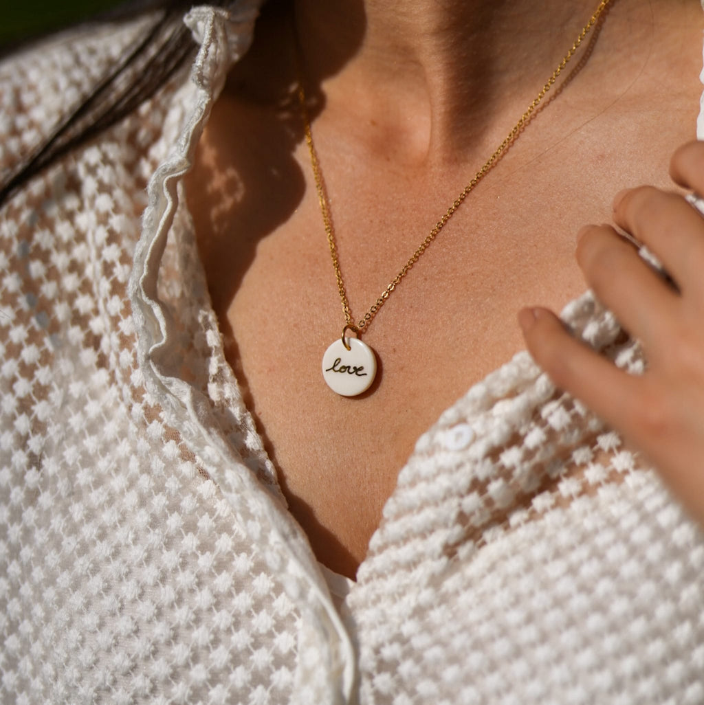 Collier rond écrit Love en porcelaine et or