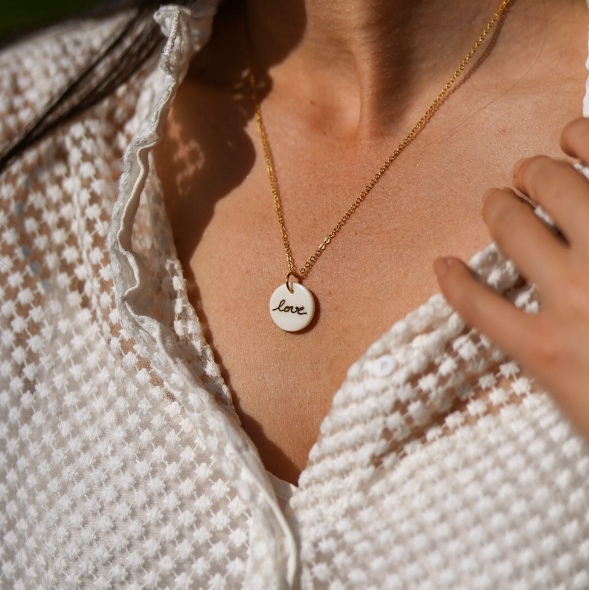 Collier rond écrit Love en porcelaine et or
