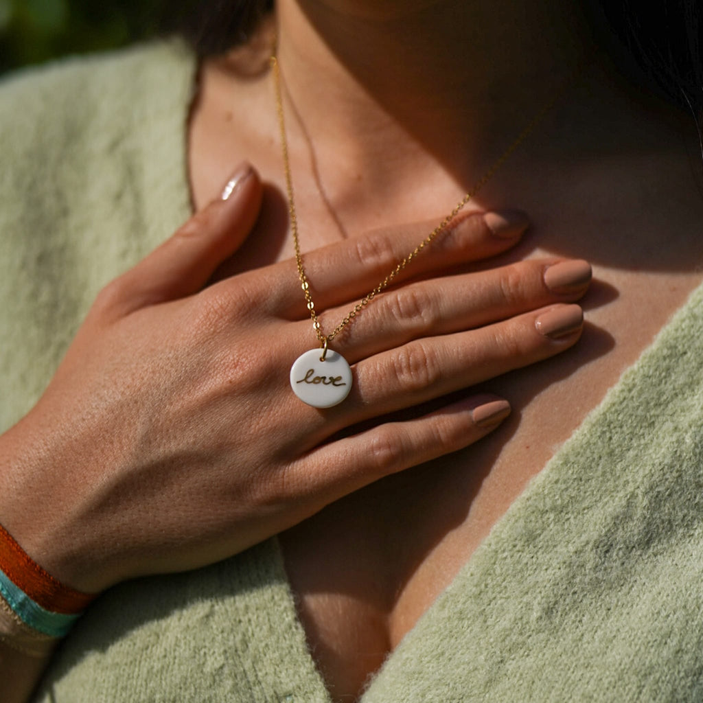 Collier rond écrit Love en porcelaine et or