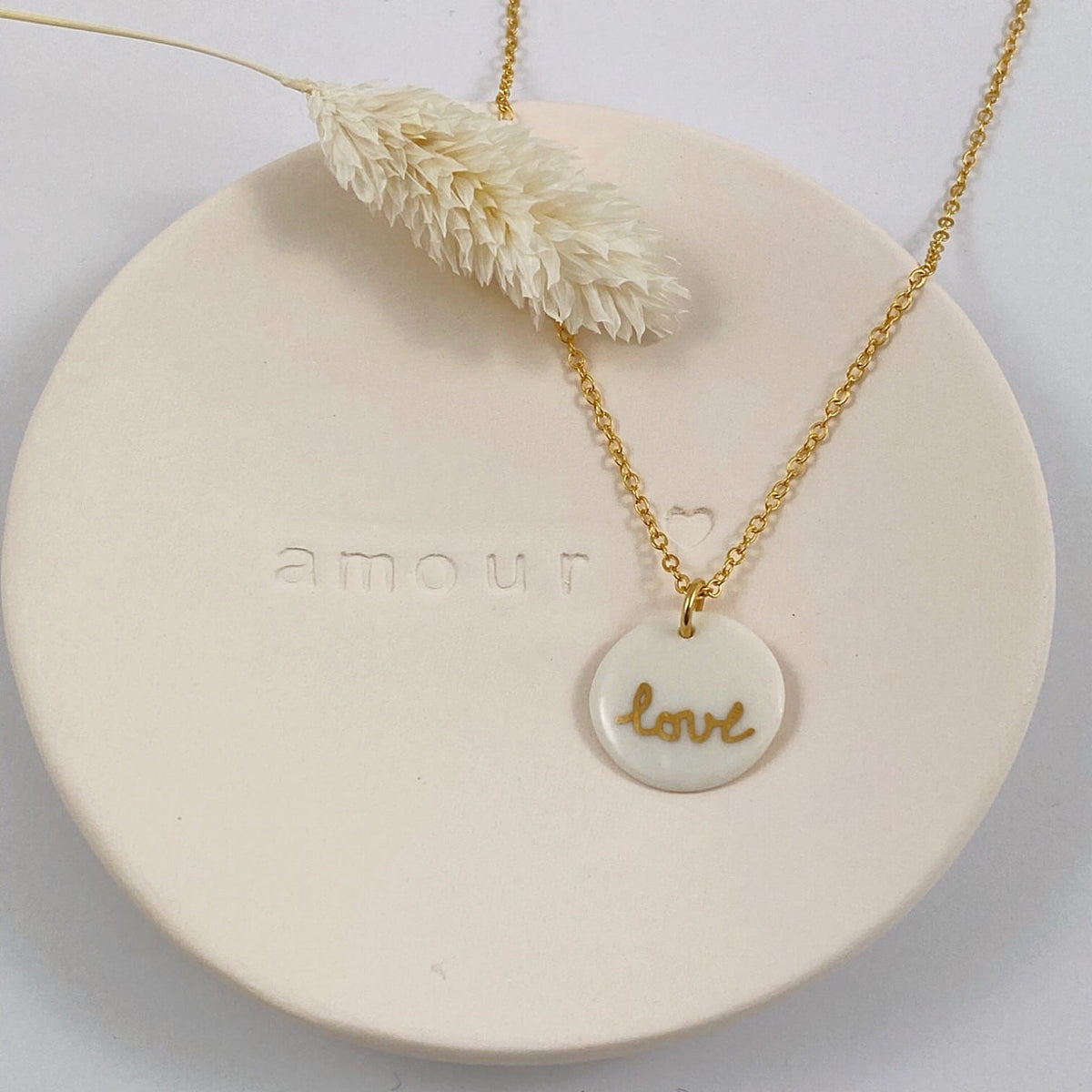 Collier rond écrit Love en porcelaine et or