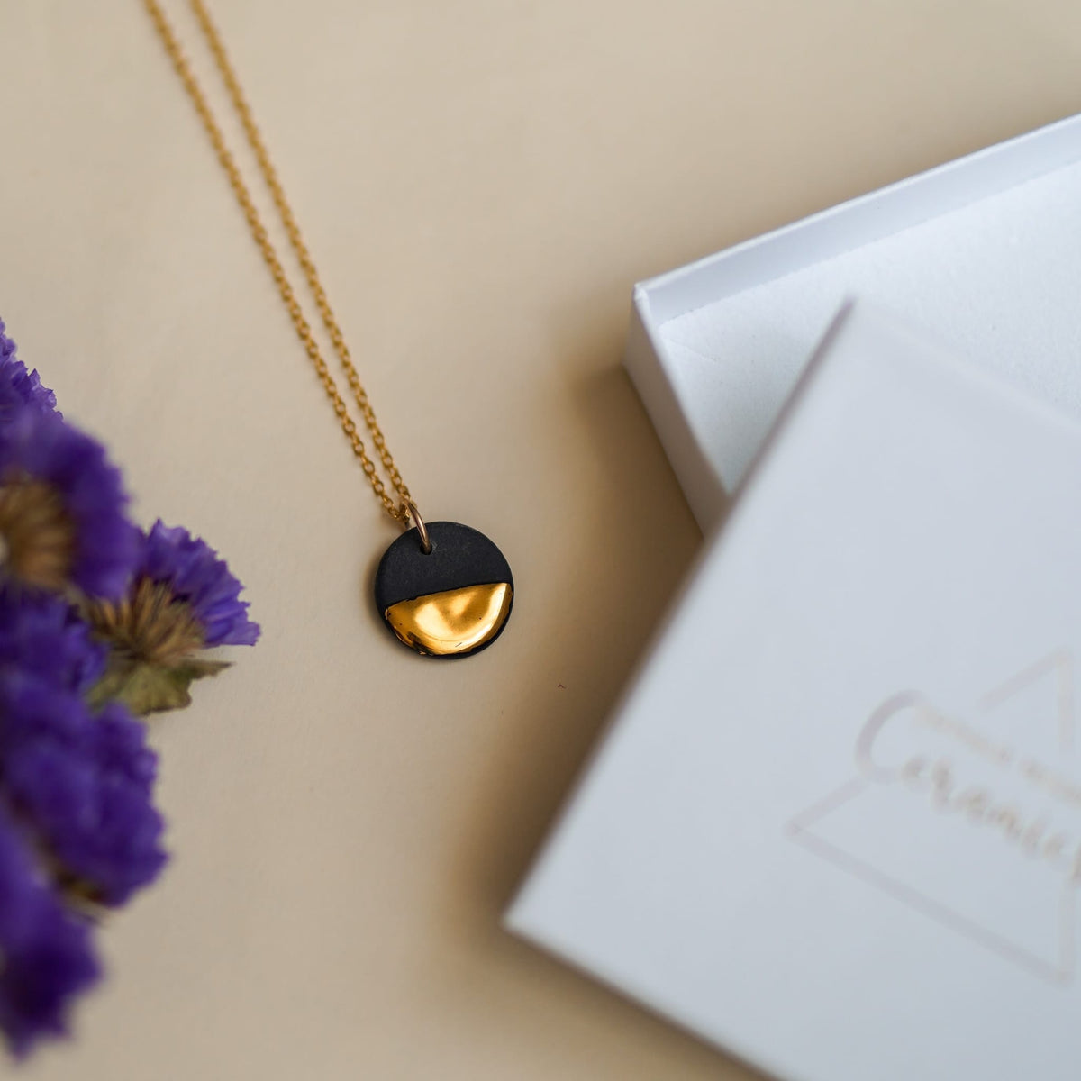 Collier Rond en Porcelaine Noire et Or