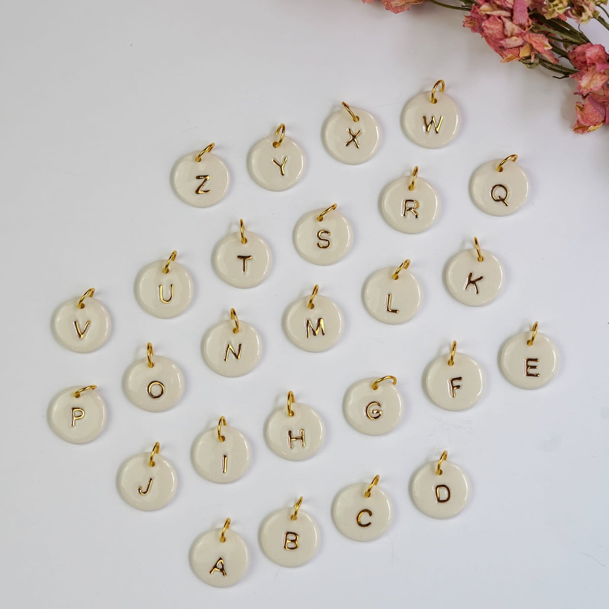 Collier lettre dorée en porcelaine blanche