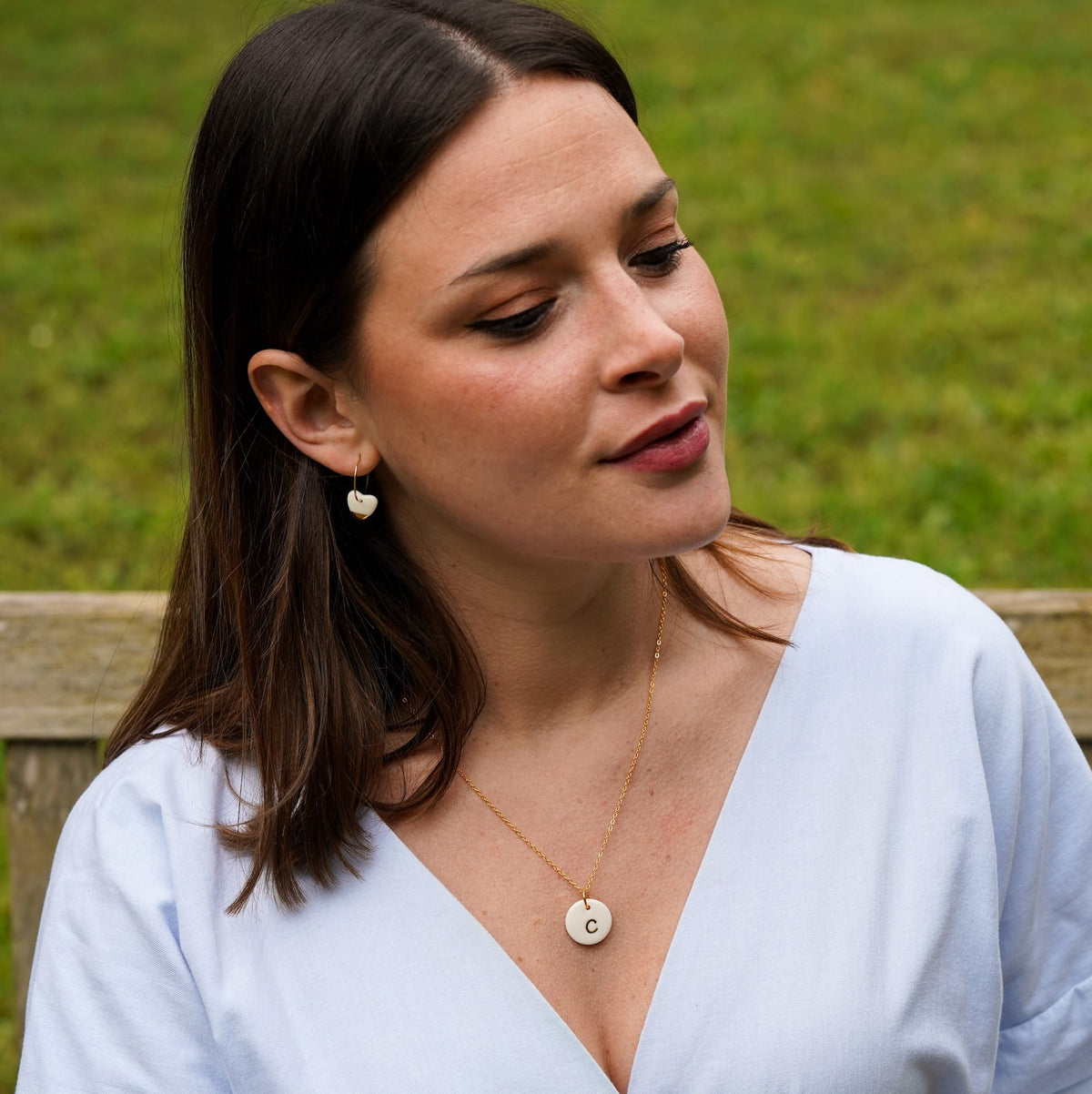 Collier lettre dorée en porcelaine blanche