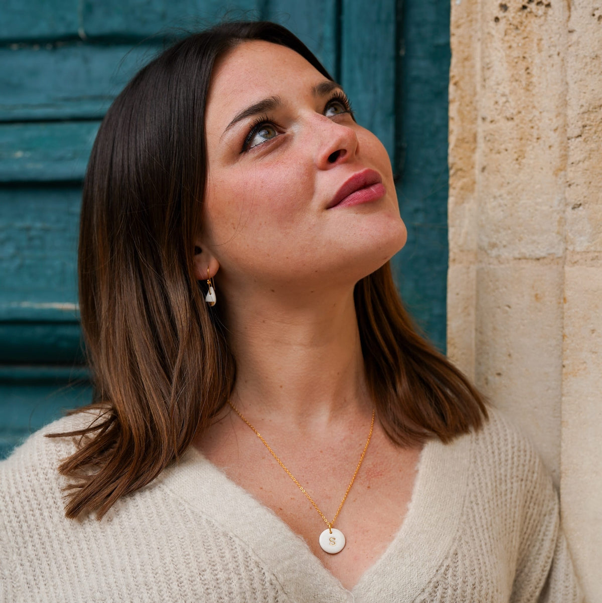 Collier lettre dorée en porcelaine blanche