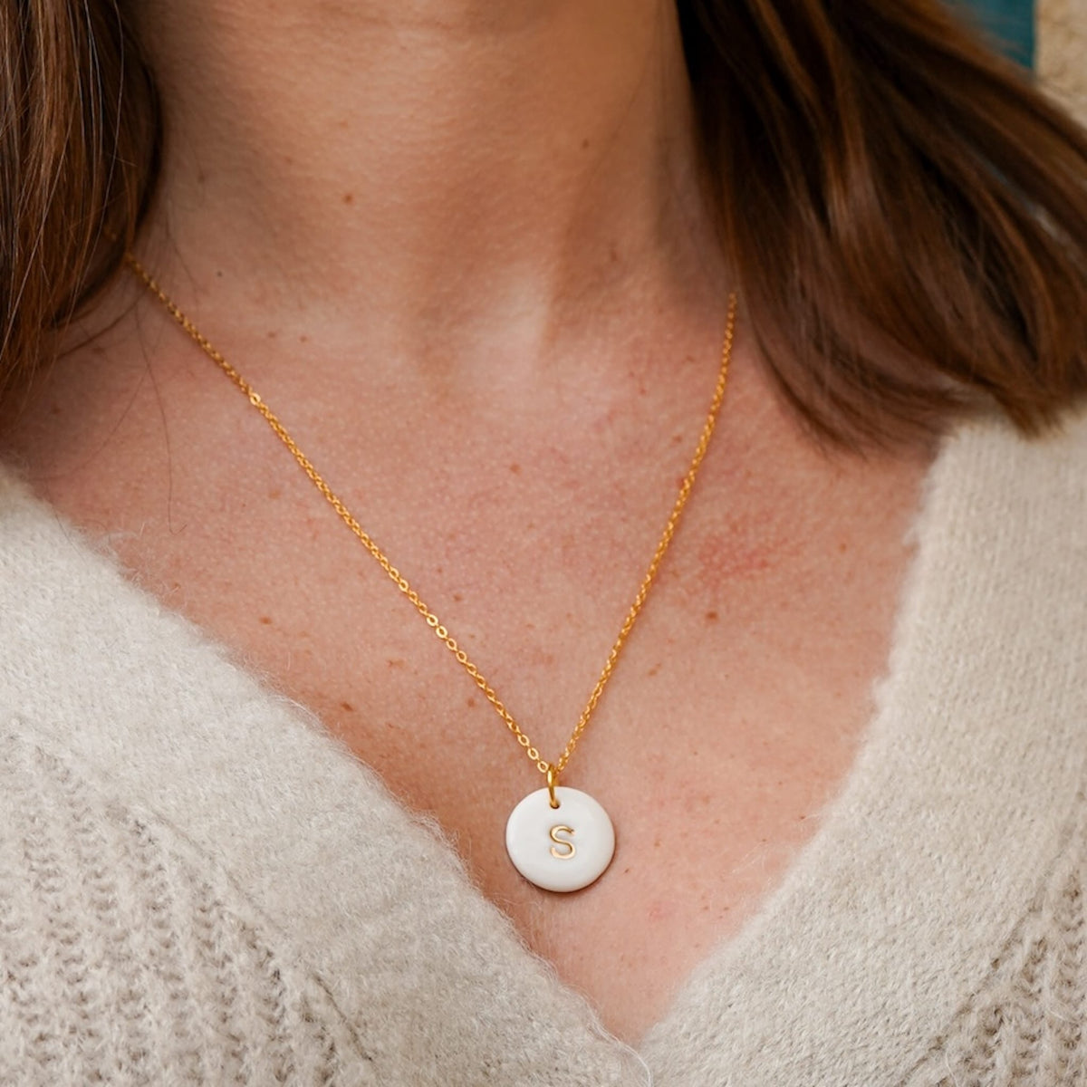 Collier lettre dorée en porcelaine blanche