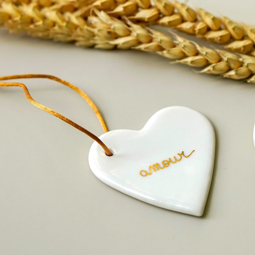 coeur en porcelaine blanche avec inscription amour en or décoration artisanale