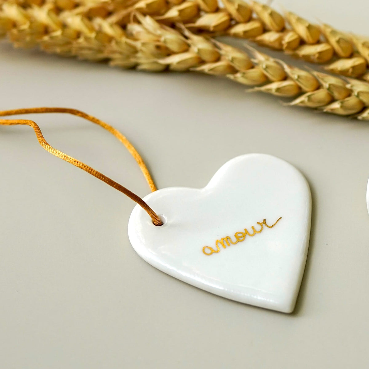 coeur en porcelaine blanche avec inscription amour en or décoration artisanale