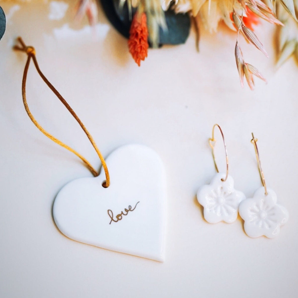 coeur en porcelaine blanche avec inscription love en or décoration artisanale