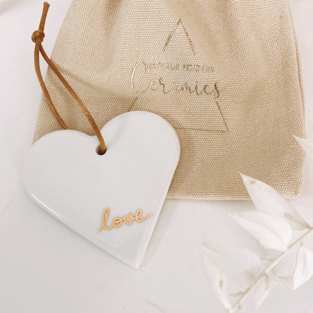 coeur en porcelaine blanche avec inscription love en or décoration artisanale