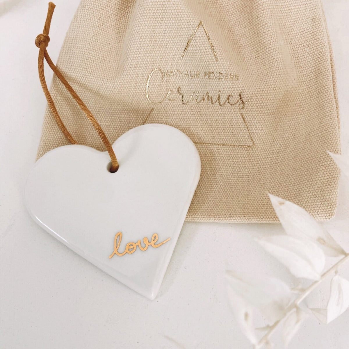 coeur en porcelaine blanche avec inscription love en or décoration artisanale