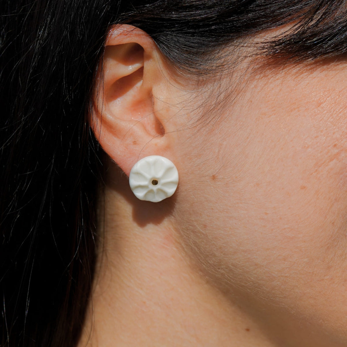 Puces d’oreilles Anémone – Porcelaine blanche et or