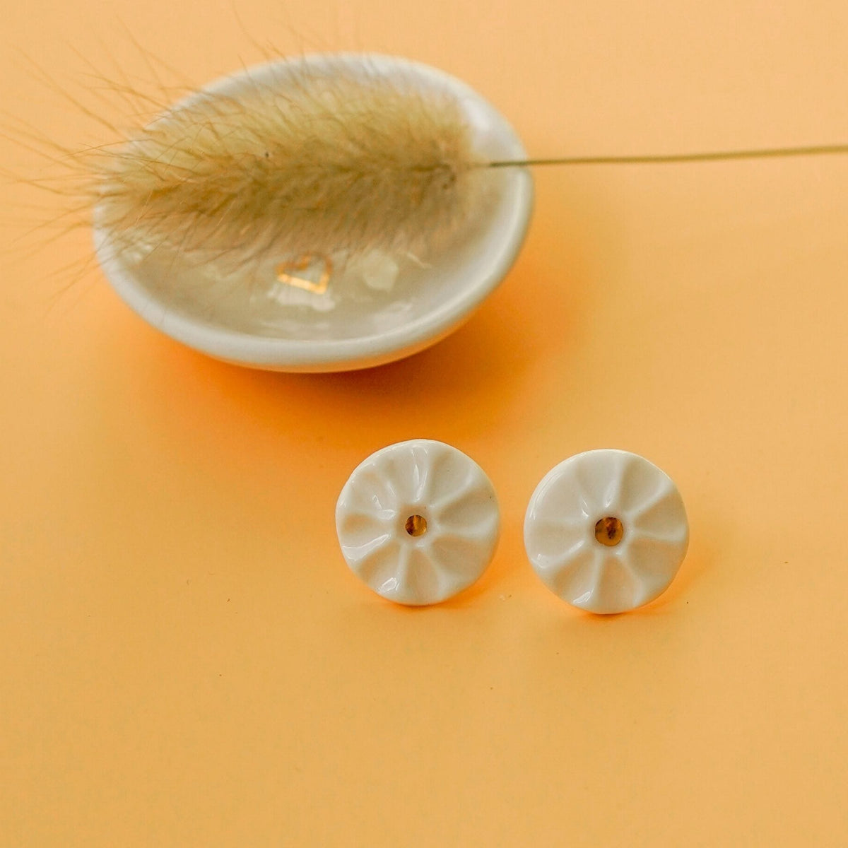 Puces d’oreilles Anémone – Porcelaine blanche et or