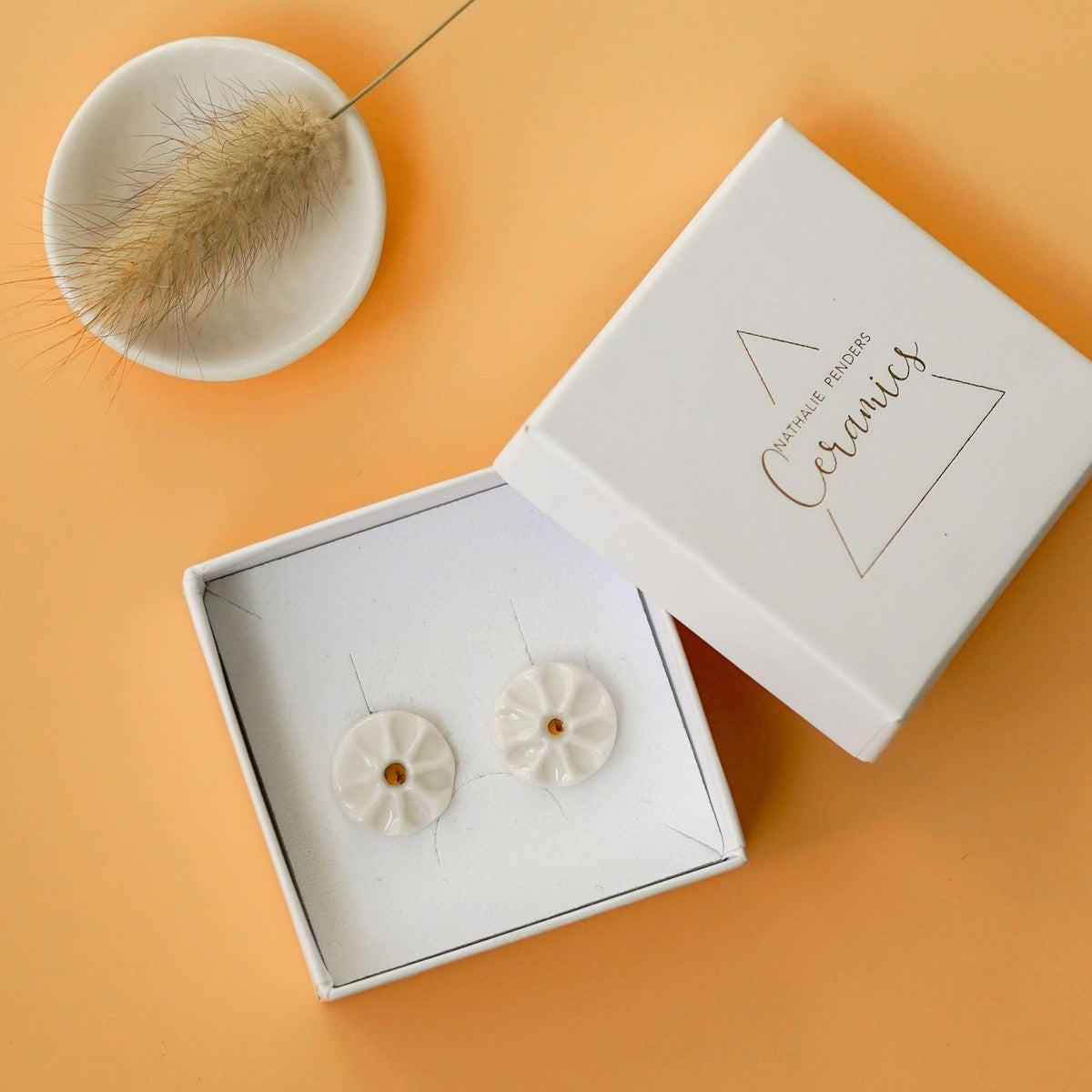 Puces d’oreilles Anémone – Porcelaine blanche et or