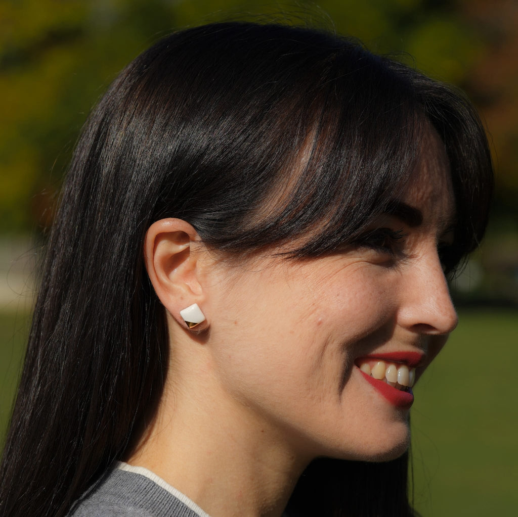 Puces boucles d’oreilles carrées en porcelaine blanche et or