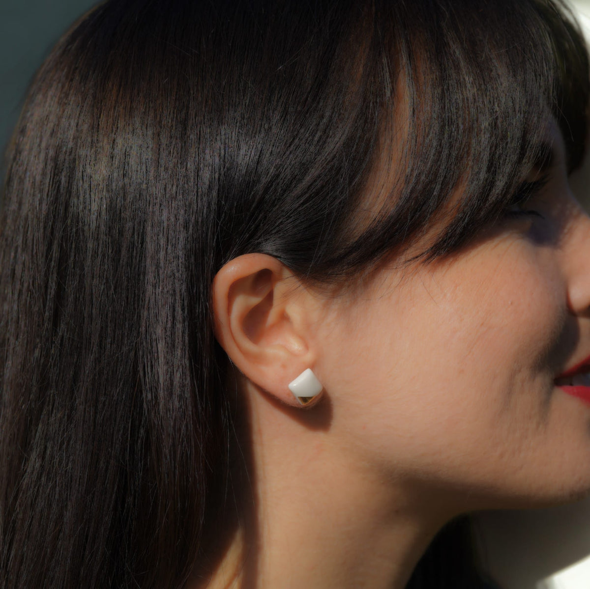 Puces d’oreilles Carré – Porcelaine blanche et or