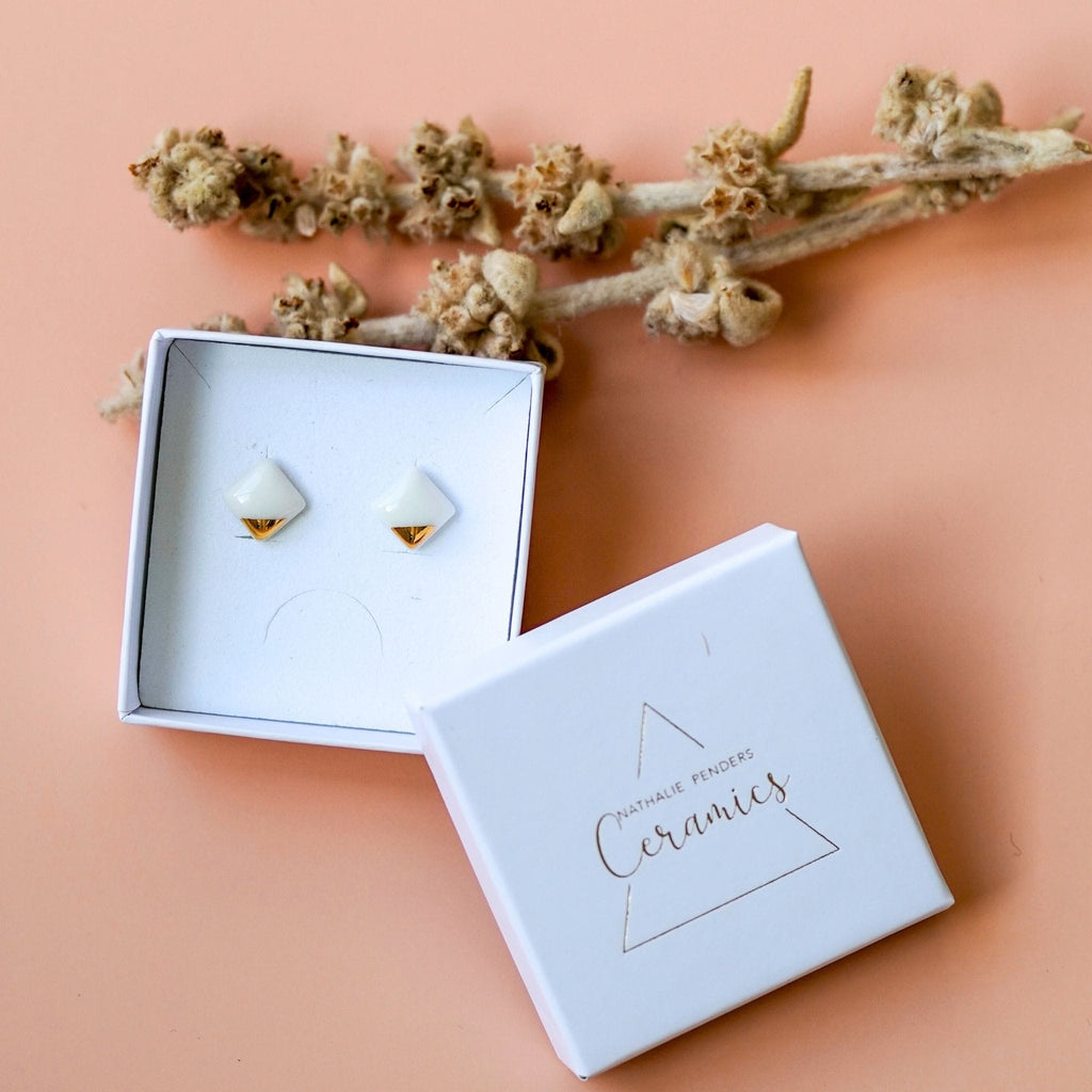Puces boucles d’oreilles carrées en porcelaine blanche et or