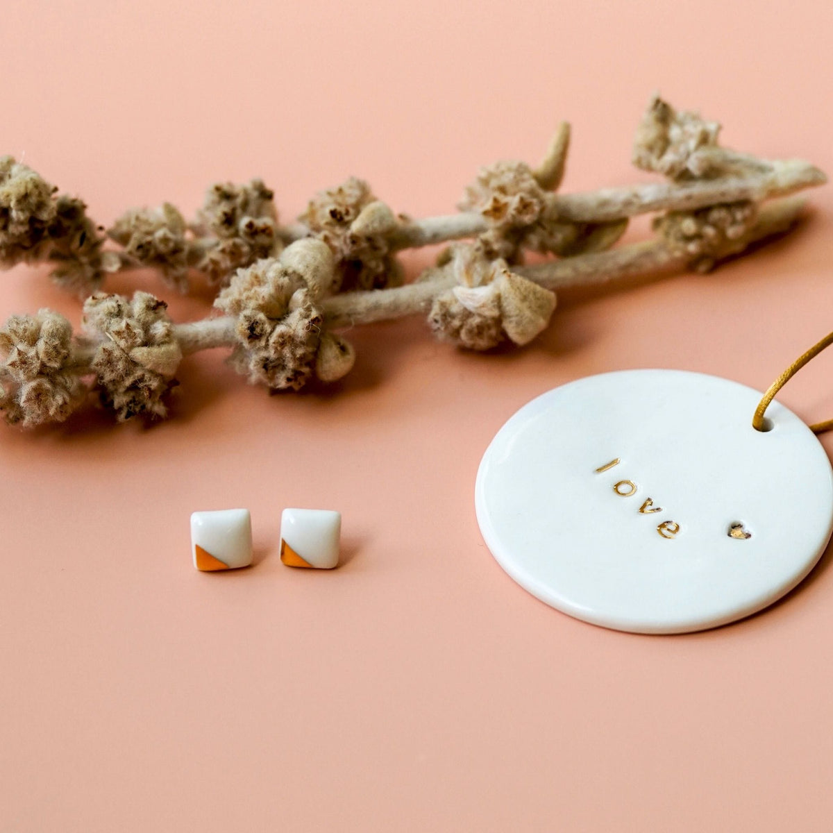 Puces d’oreilles Carré – Porcelaine blanche et or