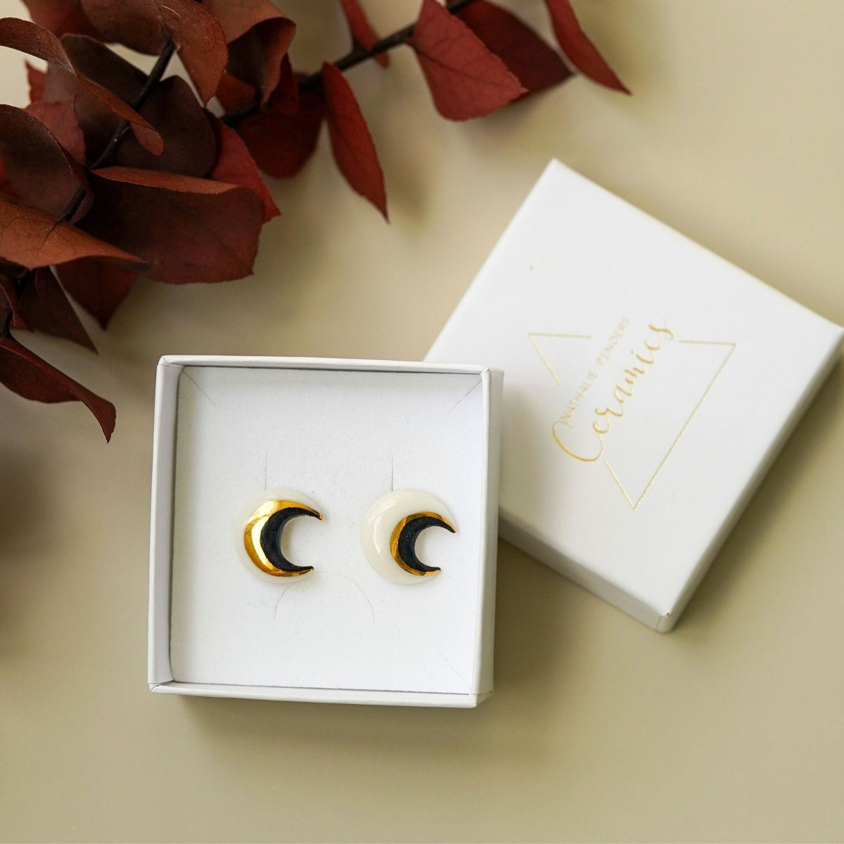 Puces Cosma Noir – Porcelaine blanche, noir profond et or