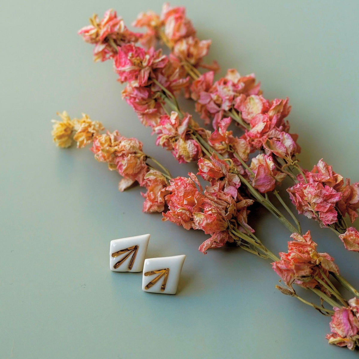 Puces Astra Losange – Porcelaine et or