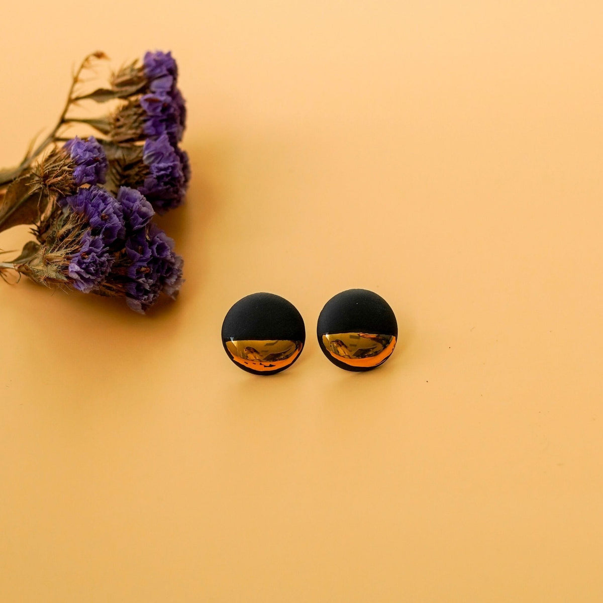 Puces Soleil Noir – Porcelaine et or