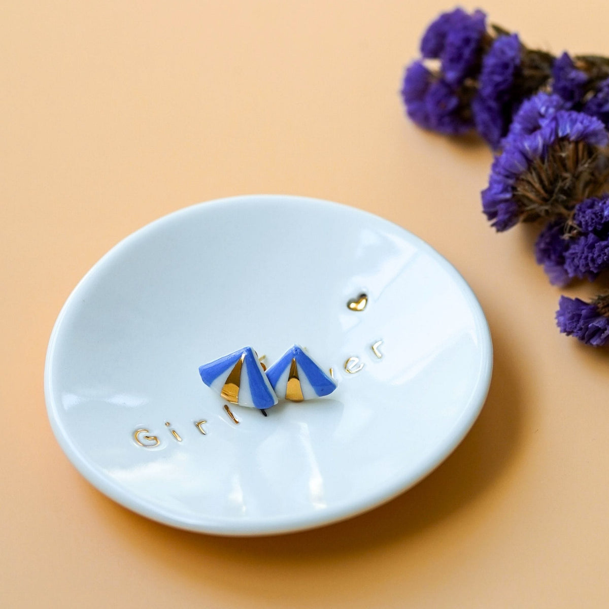 vide bijoux en porcelaine contenant une paire de boucles d'oreille