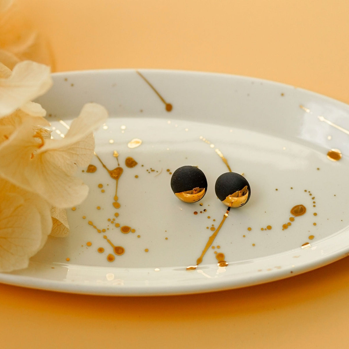 Puces Petit Soleil Noir – Porcelaine et or