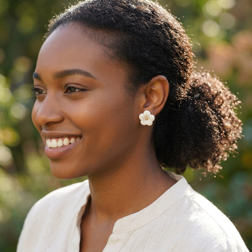 Boucles d'oreilles puces Seventie porcelaine et or portées, bijou fait main
